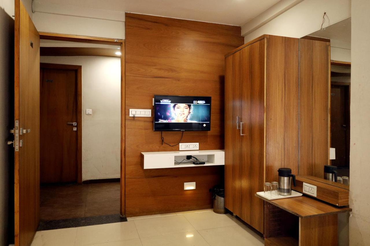 Hotel Madhav Villa Ahmedabad Exterior foto
